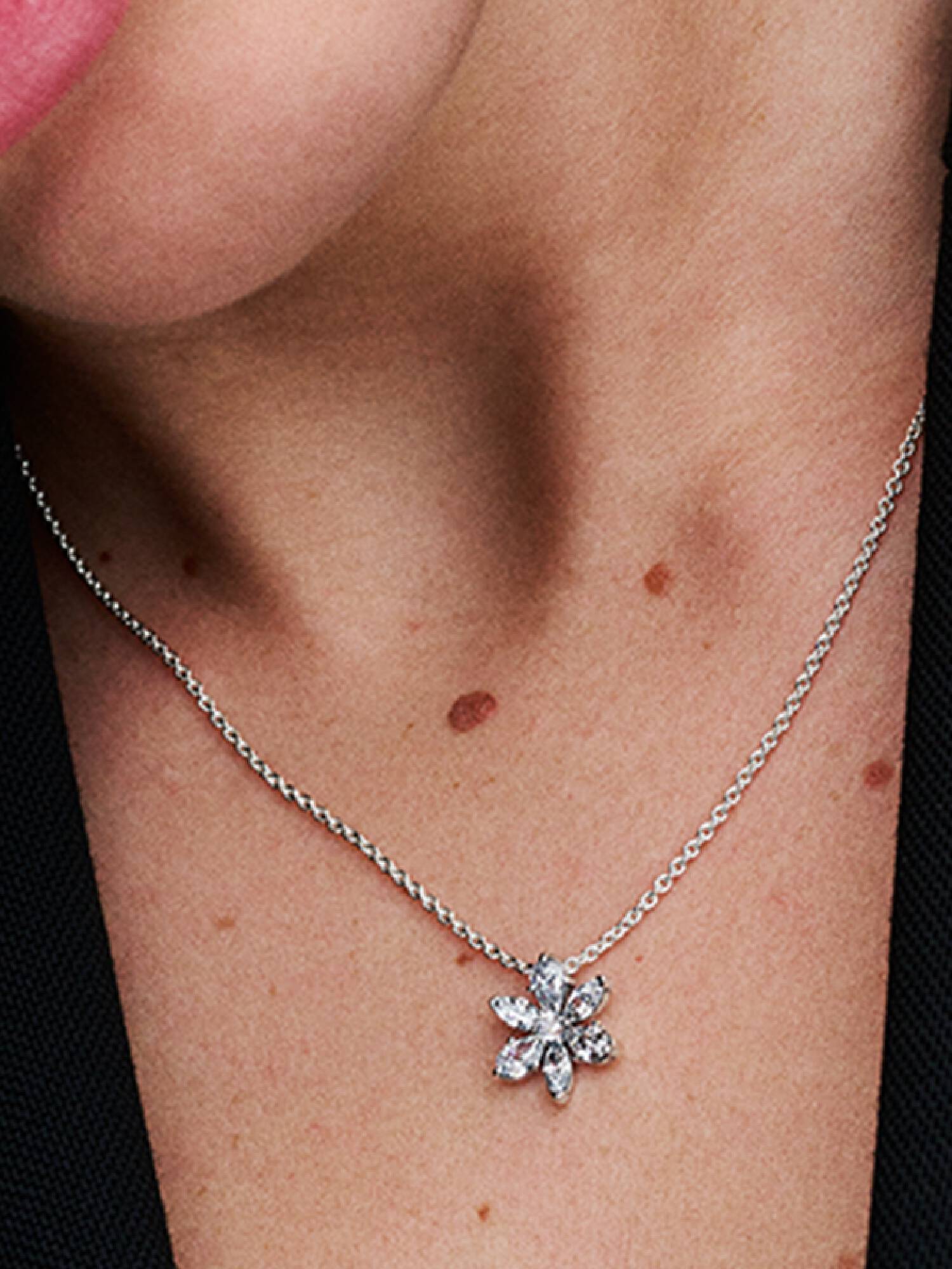 Halsband med glittrande blomformat hängsmycke