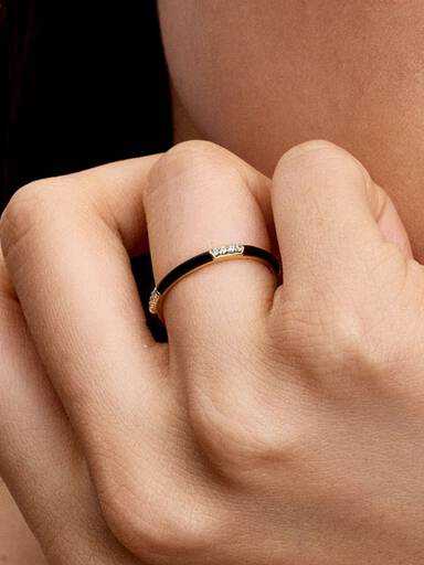 Ring med stenar och svart emalj