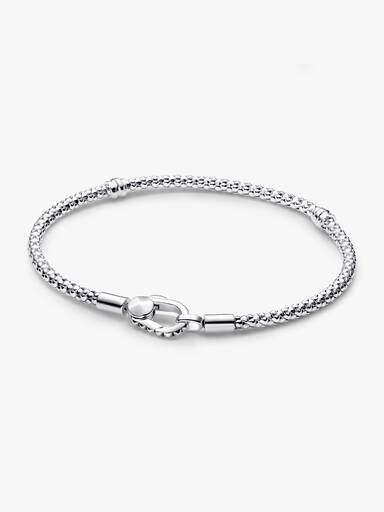 Kedjearmband med lås och nitar