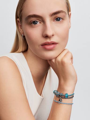 Flätat armband med svart tygdetalj