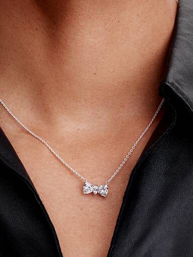 Halsband med glittrande rosett