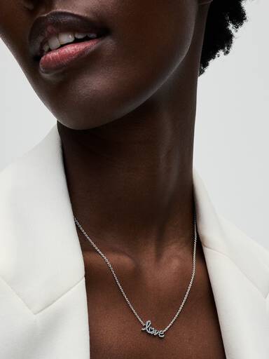 Halsband med glittrande kärleksbudskap