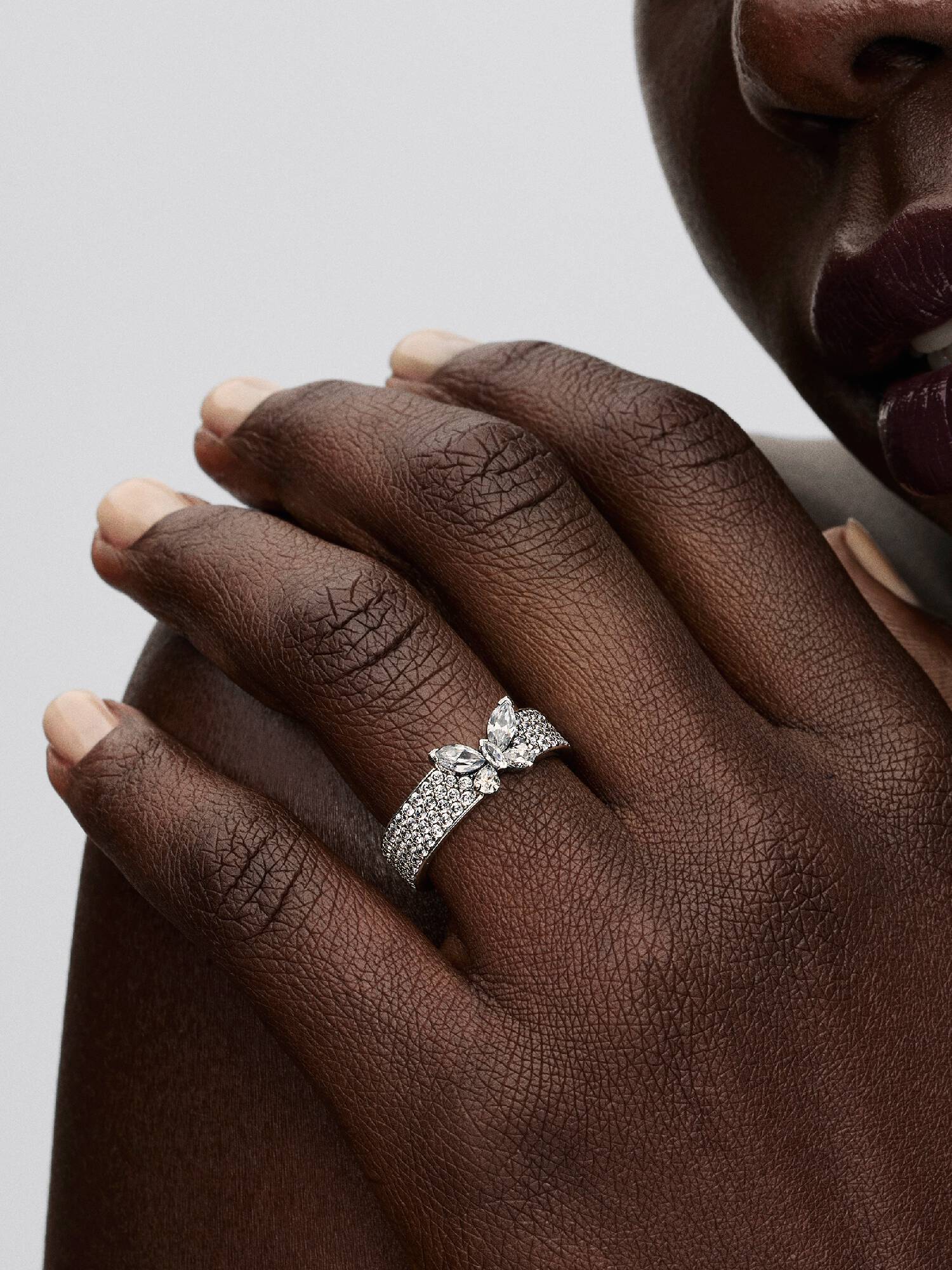 Ring med glittrande fjäril
