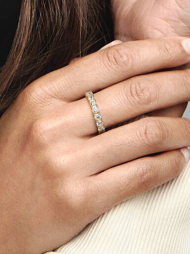 Evighetsring med glittrande stenar