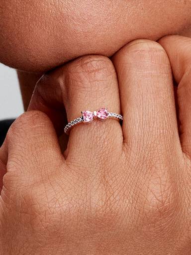 Ring med rosettformad design och två rosa stenar