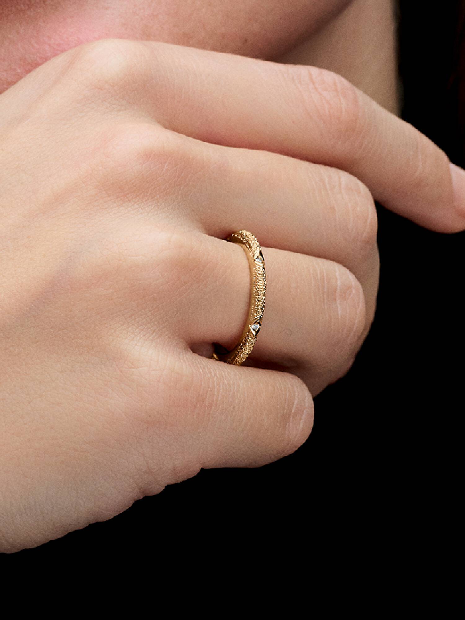 Pandora ME-ring med struktur och stenar