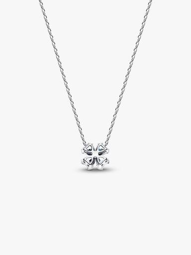 Glittrande halsband och hängsmycke med fyrklöver