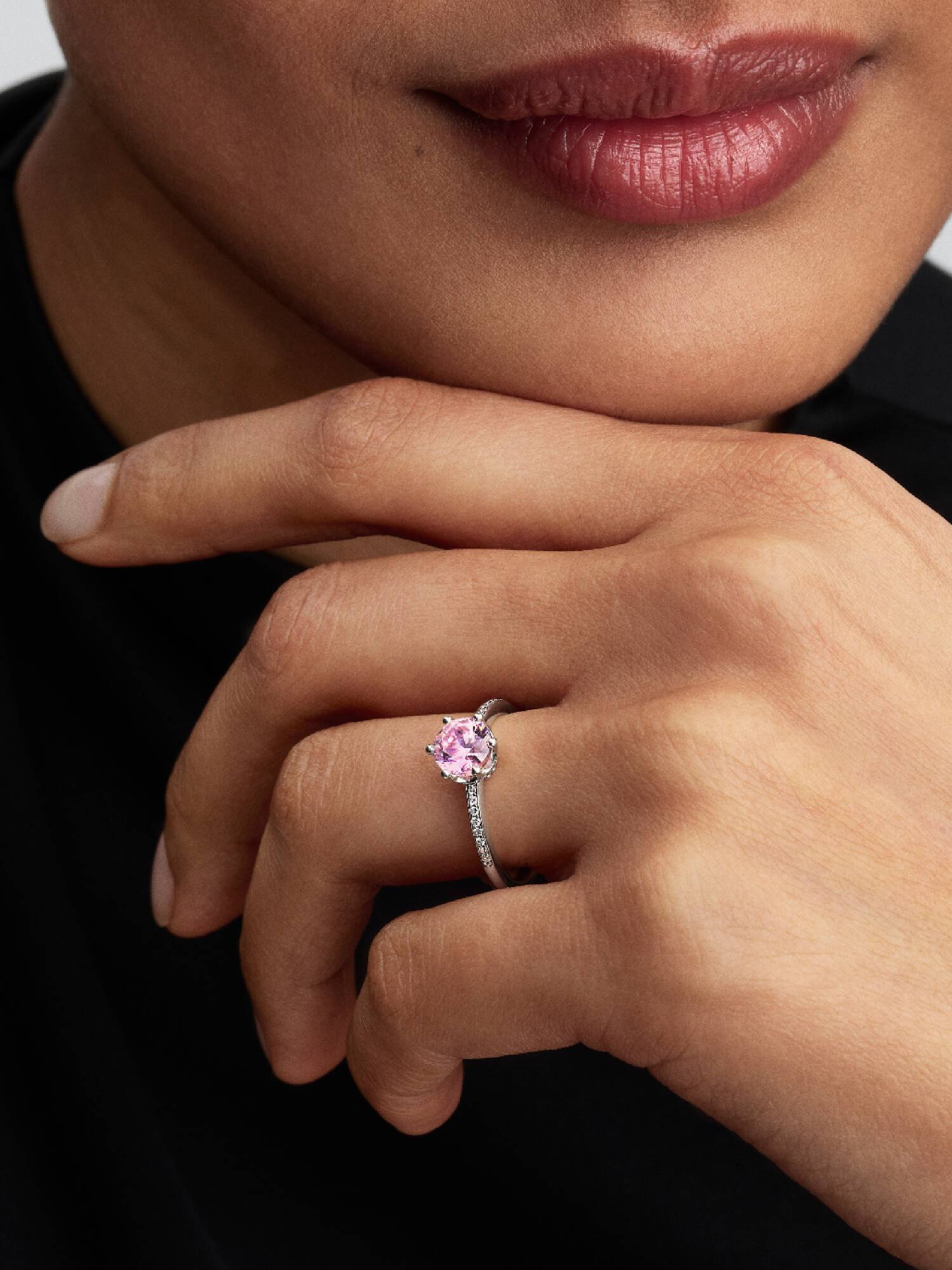 Solitärring med rosa glittrande sten