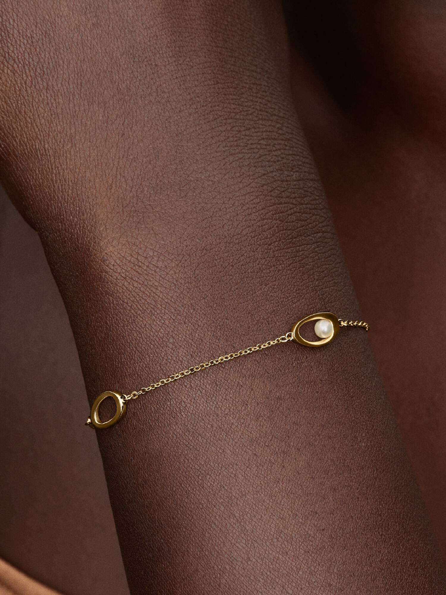Organiskt format och ovalt armband med behandlade och odlade sötvattenspärlor 