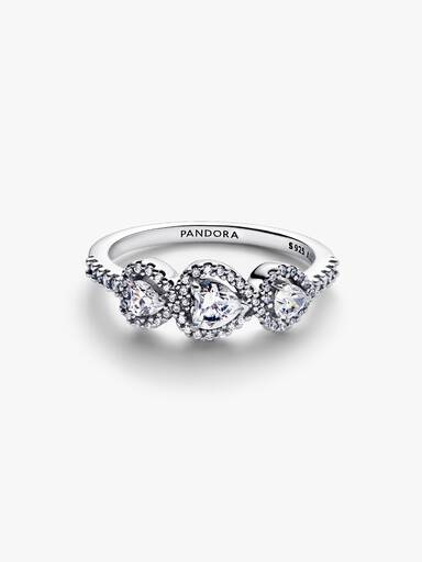 Ring med tre hjärtformade stenar