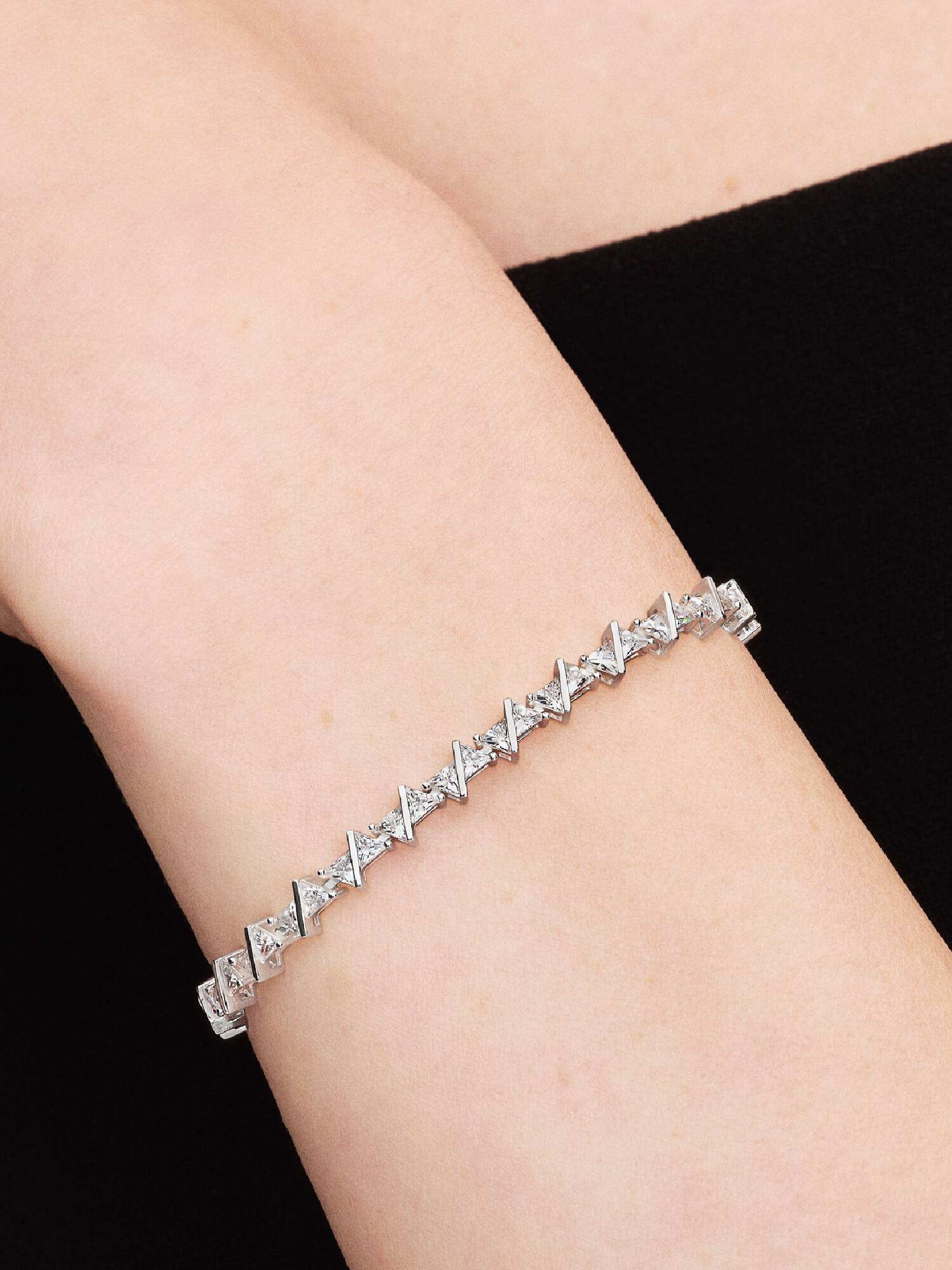 Tennisarmband med glittrande triangel