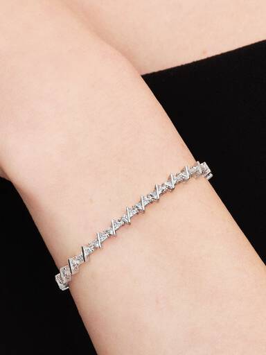 Tennisarmband med glittrande triangel