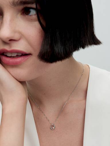 Halsband med hängsmycke med organiskt formade och behandlade sötvattenspärlor
