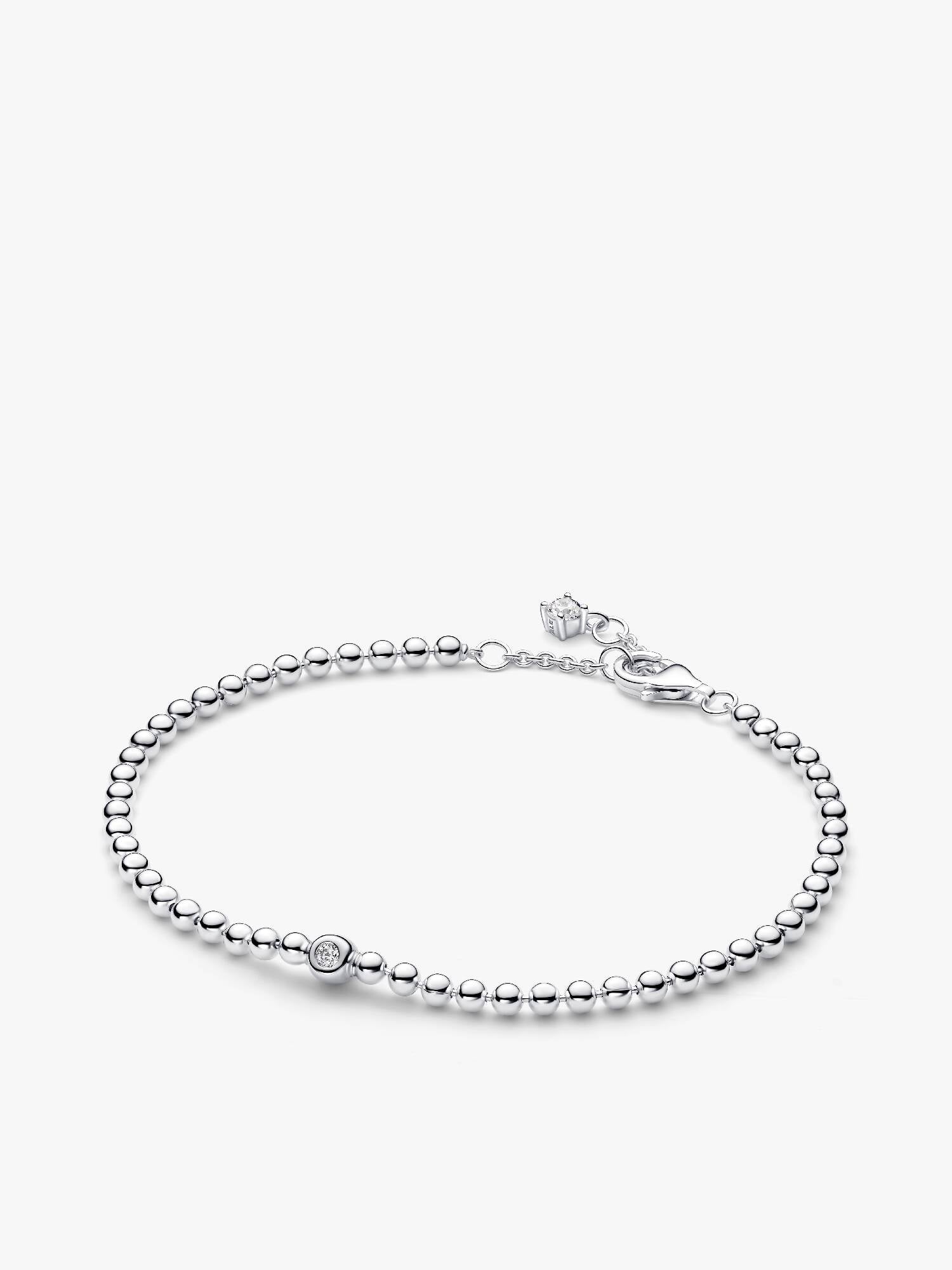 Armband med pärlade detaljer och glittrande stenar