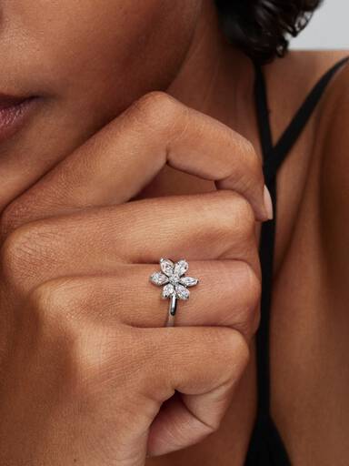 Cocktailring med glittrande blomma