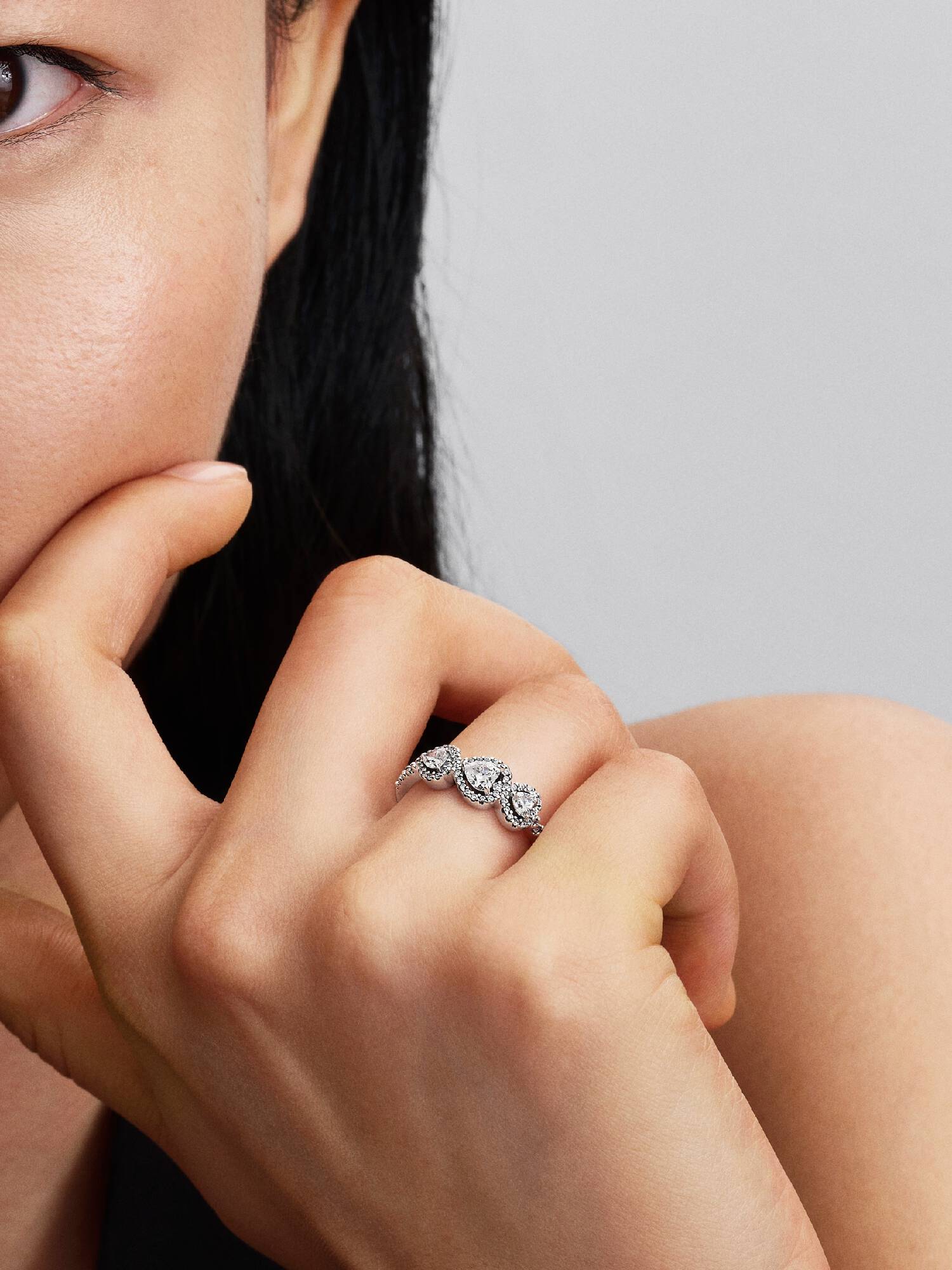 Ring med tre hjärtformade stenar