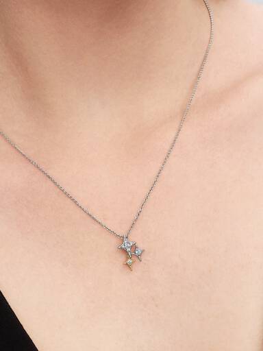 Halsband med tre stjärnformade hängen