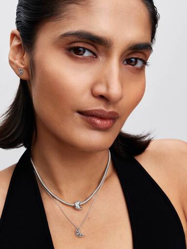 Halsband med glittrande halvmåne