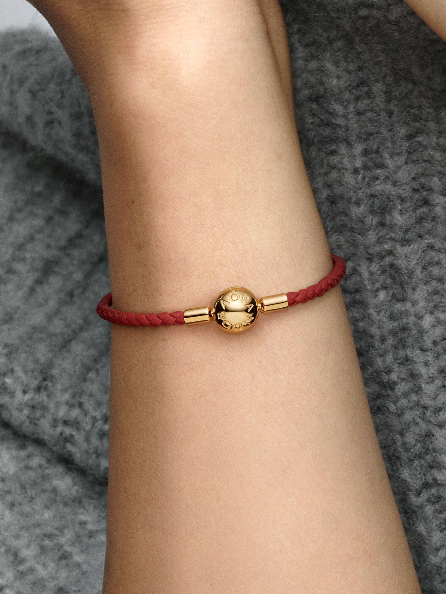 Pandora Moments Rött Flätat Läderarmband