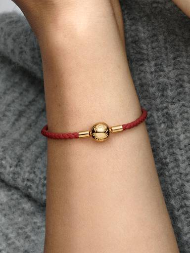 Pandora Moments Rött Flätat Läderarmband