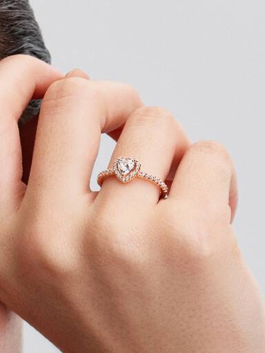 Ring med glittrande hjärta