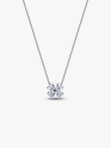 Glittrande halsband och hängsmycke med fyrklöver