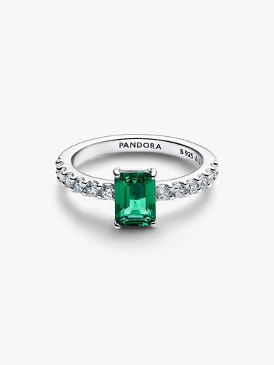 Ring med fyrkantig grön sten