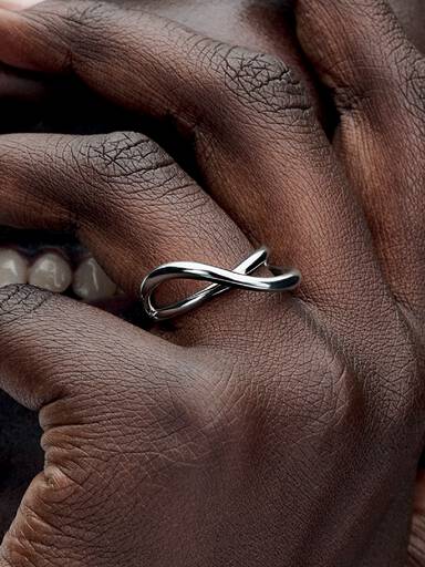 Organiskt formad evighetsring