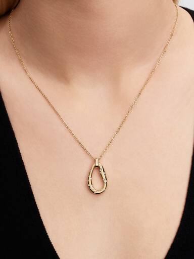 Halsband med organiskt format hängsmycke