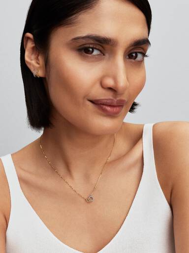 Halsband med sammanflätade cirklar, pärlade detaljer och pavéinfattning