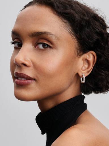 Hoops med glittrande stenar