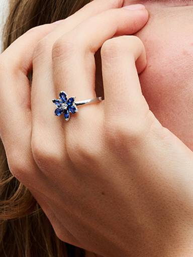 Ring med glittrande blomma