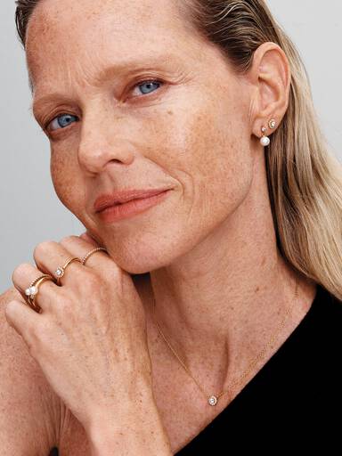 Glittrande hängsmycke och halsband