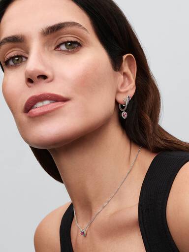 Halsband med hjärtformat hängsmycke