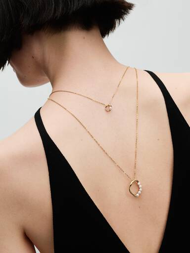 Halsband med hängsmycke med organiskt formade och behandlade sötvattenspärlor