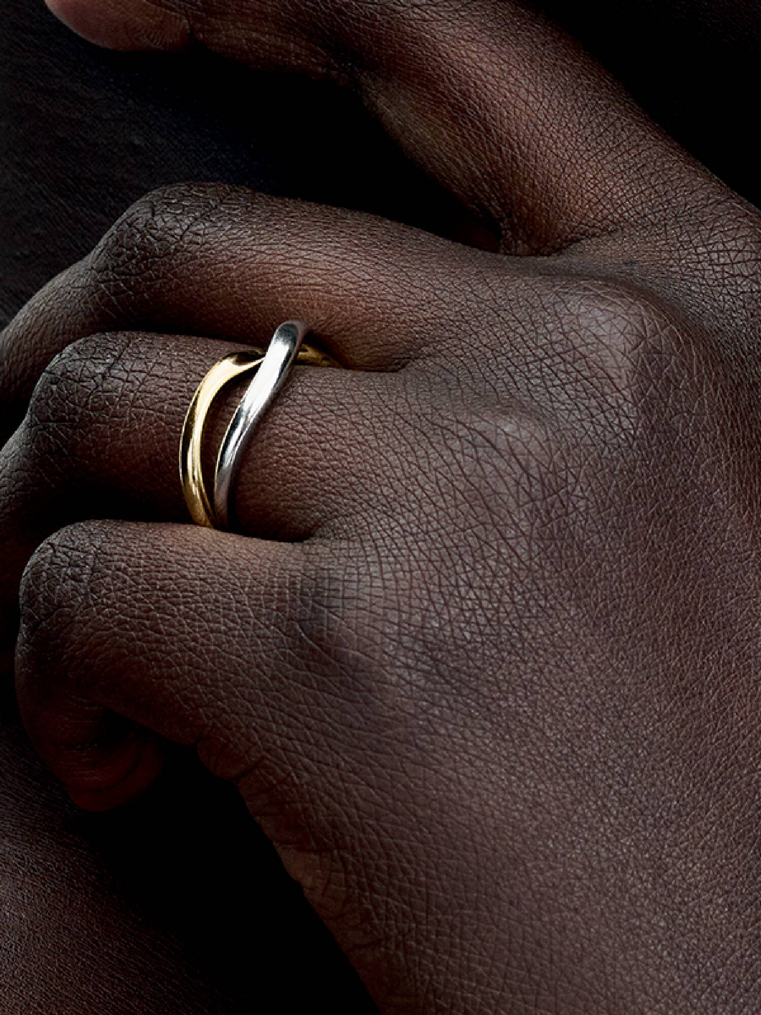 Tvåfärgad sammanflätad ring