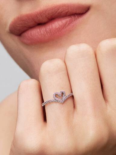 Wishbone-ring med gnistrande rosa hjärta