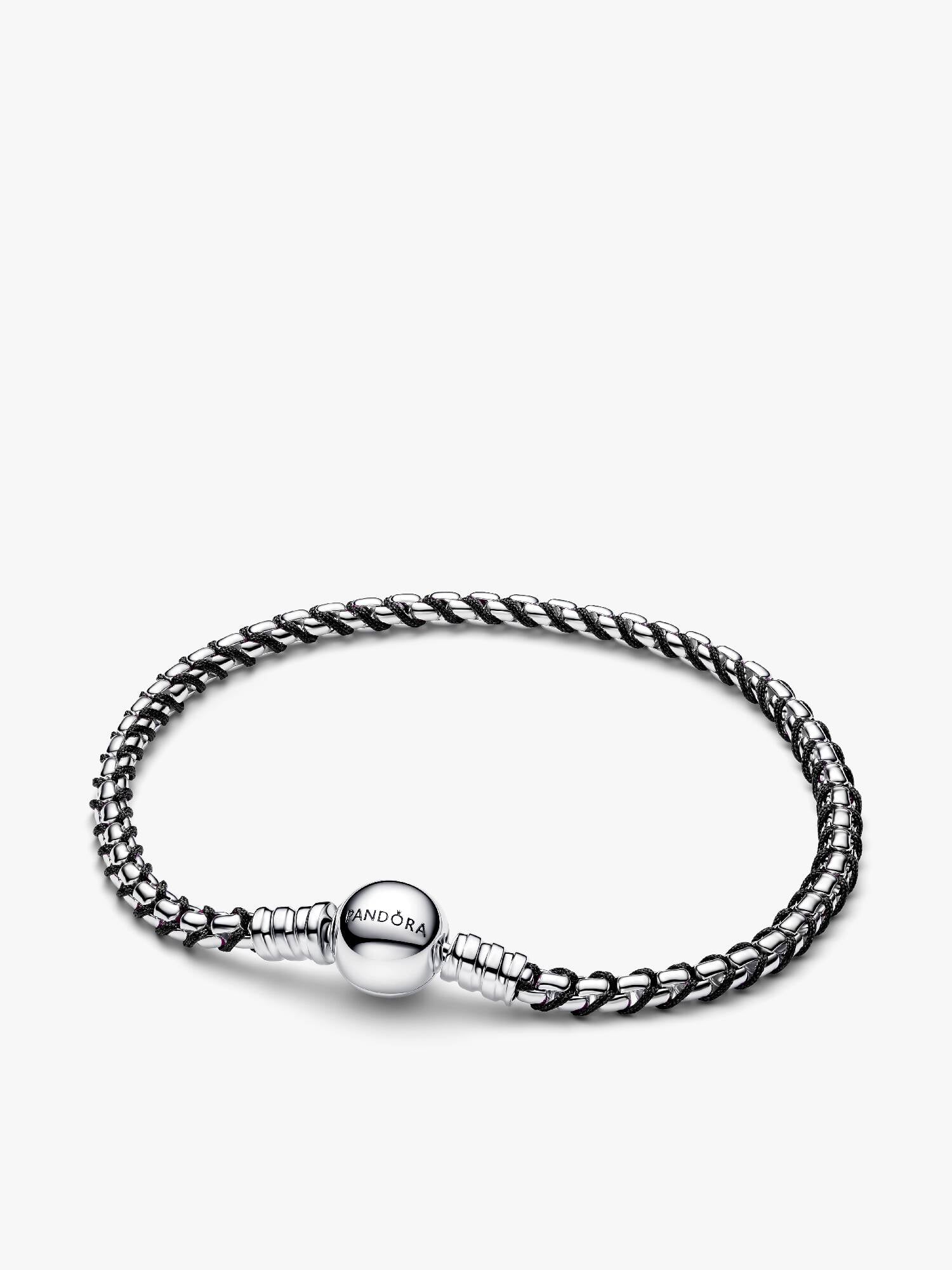 Flätat armband med svart tygdetalj