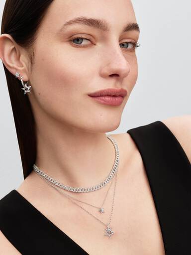 Gnistrande hoops med genombruten design