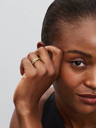Evighetsring med glittrande stenar