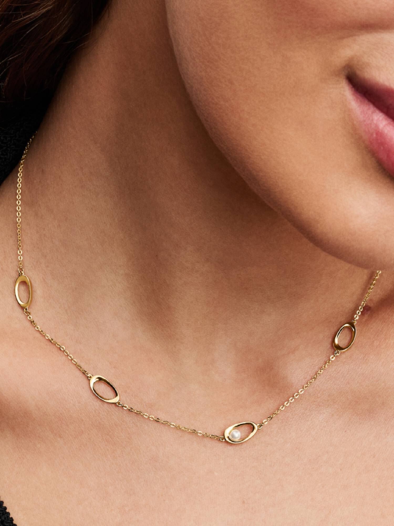 Organiskt format och ovalt halsband med behandlade och odlade sötvattenspärlor