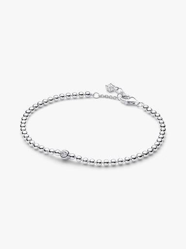 Armband med pärlade detaljer och glittrande stenar
