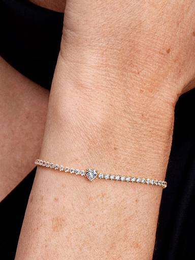 Tennisarmband med glittrande hjärta