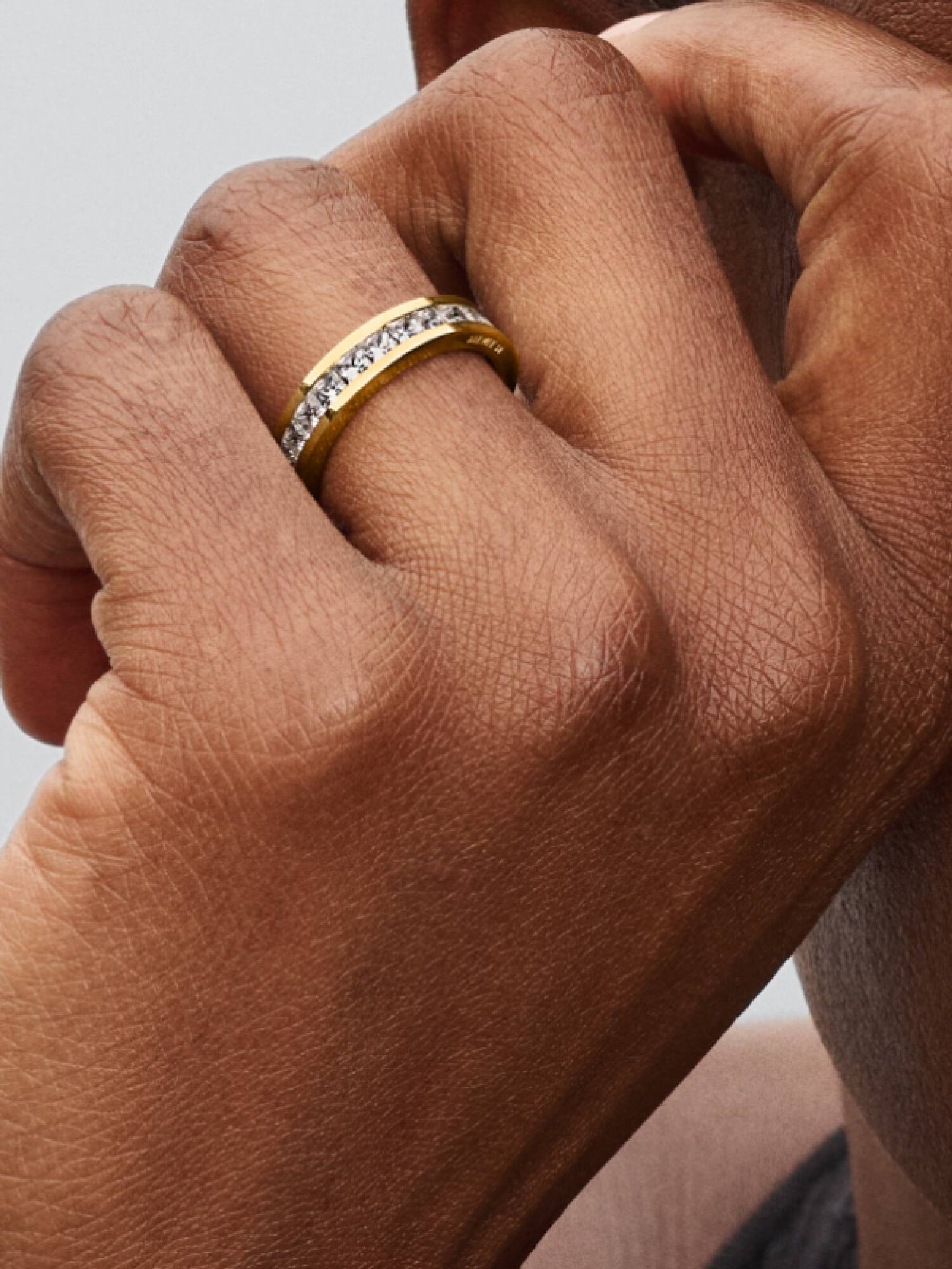Evighetsring med glittrande stenar