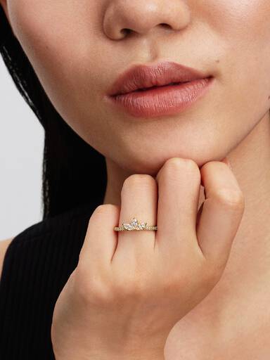 Ring med glittrande blomma