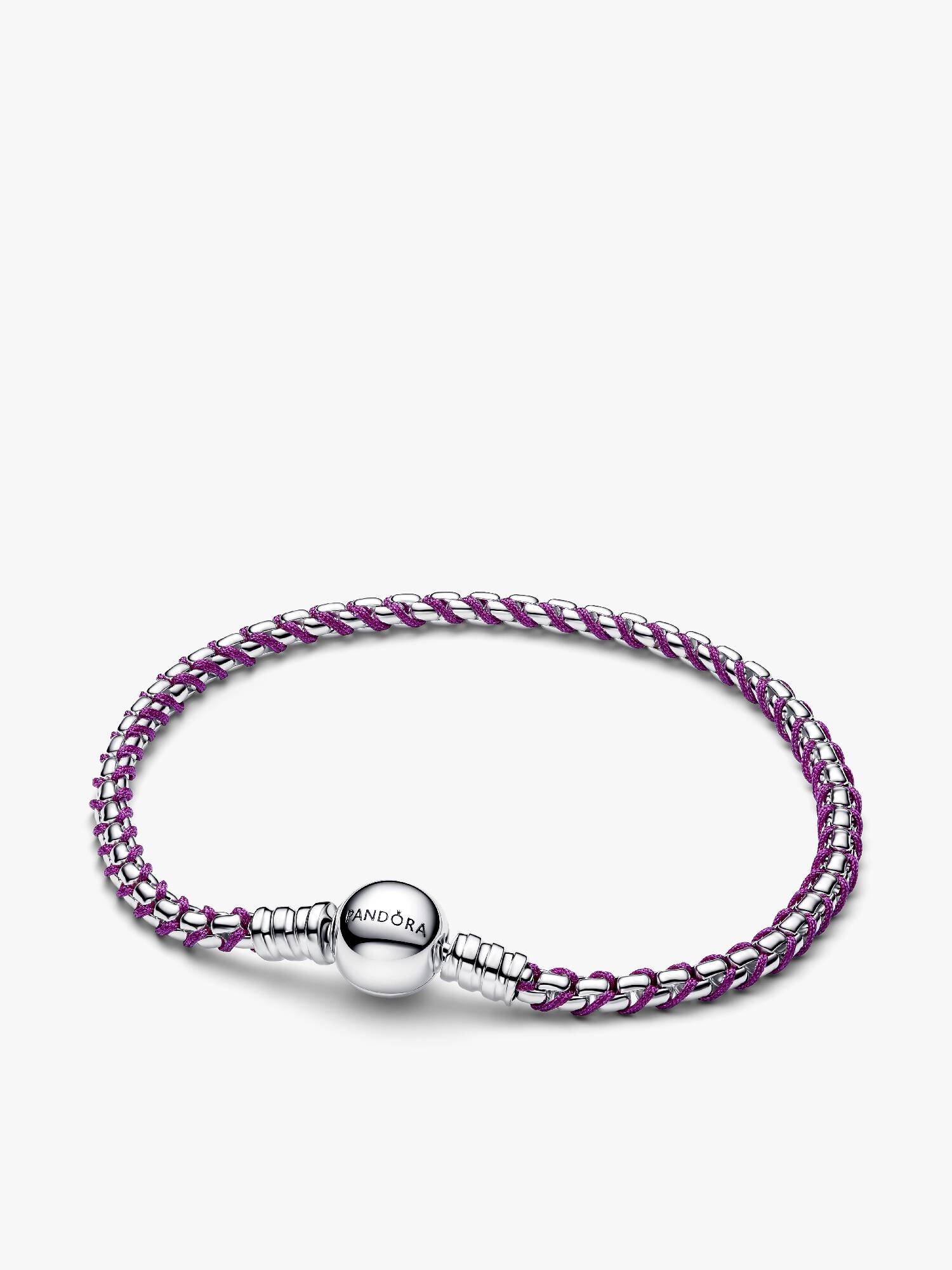 Flätat armband med lila tygdetalj