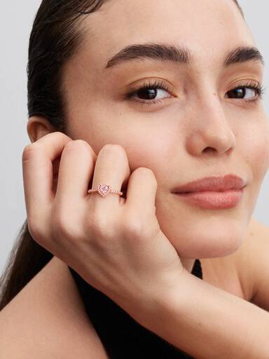 Ring med glittrande hjärta