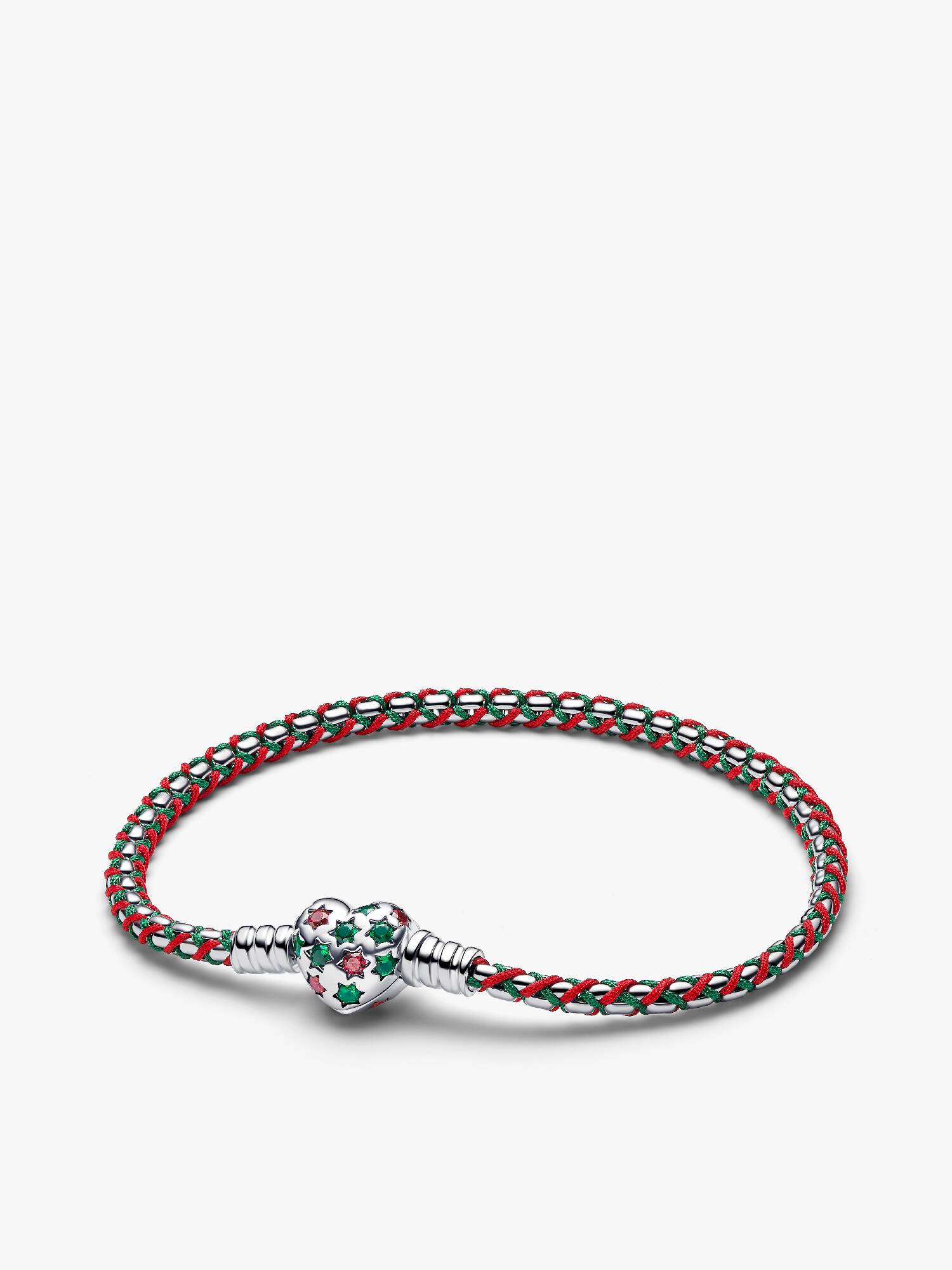 Flätat armband med flerfärgad tygdetalj 