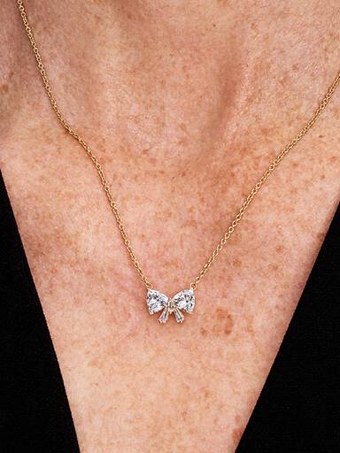 Halsband med glittrande rosett
