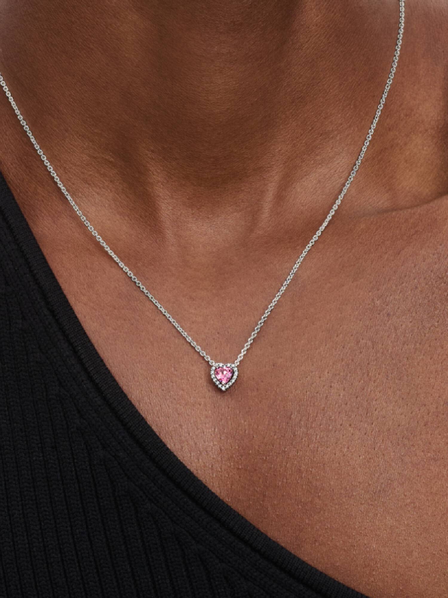Halsband med hjärtformat hängsmycke